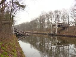 Houten fietsbrug stort in