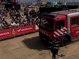 Dakar-team geeft Brabantse blusauto cadeau aan Peruaanse collega's.