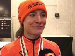 'Dit voelt als een troostprijs', teleurstelling bij Marianne Vos na brons op WK veldrijden