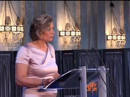 Prinses Beatrix reikt Zilveren Anjer uit aan Paul Spapens voor zijn inzet voor de Brabantse cultuur