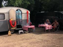 Met het 'caravaneke' de Oranjevrouwen volgen