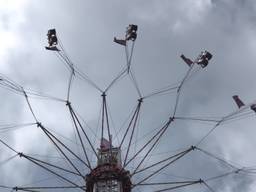 Zweefmolen Around the World XXL op Tilburgse kermis doet het weer: 'Ik heb m'n angst overwonnen'