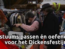 Kleding passen voor het Dickensfestijn én nog even oefenen voor je (straatschoffie) rol