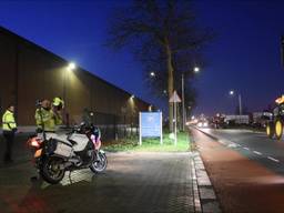 Tientallen boeren blokkeren de weg bij het distributiecentrum van Albert Heijn in Tilburg