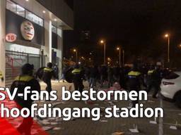 PSV-supporters bestormen de ingang van het stadion. Video: Sem van Rijssel/SQ Vision.