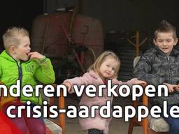 Kinderen verkopen crisis-aardappelen vanuit de boerenschuur