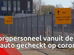 Zorgmedewerkers worden vanuit de auto getest op corona