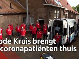 Vrijwilligers van het Rode Kruis brengen coronapatiënten naar huis in een speciale bus