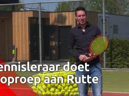 Tennisleraar Nûlleke Pluk legt uit hoe hij de maatregelen hanteert tijdens zijn lessen