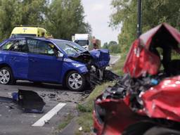 Vijf gewonden door botsing met drie auto's, N279 bij Helmond urenlang dicht