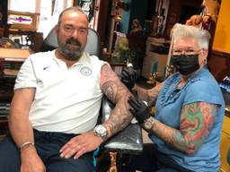 Tatoeëerders mogen weer en dus kan tatoeage van Johan in Vught voltooid worden 