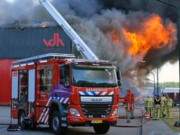 Grote brand bij transportbedrijf in Hapert, dikke rook van ver te zien