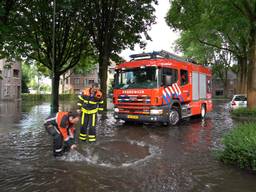 Overstroomde straten in Rijen na hoosbuien