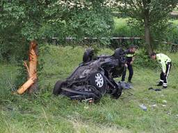 Auto raakt van de weg en slaat over de kop op A59 bij Fijnaart  