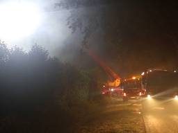 Grote loods door brand verwoest in Wouwse Plantage