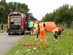 Auto rijdt kanaal in bij Veghel, bestuurder gereanimeerd