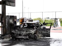 Auto in brand bij benzinepomp in Tilburg