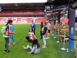 Kinderen testen corona-afstandsmeter in Philips Stadion