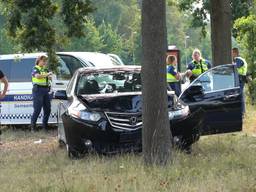 Auto rijdt tegen boom in Breda, bestuurder overleden
