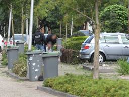 Verwarde man opgepakt die zich urenlang in zijn huis verschanst had