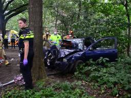 Drie gewonden bij ernstig ongeluk in Vlierden, bestuurder geboeid afgevoerd op brancard