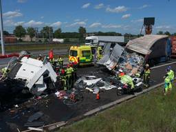 Vrachtwagenchauffeur gewond bij frontale botsing op andere truck