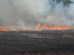 Brand op een akker vol stro in Reusel