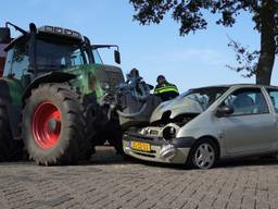 Auto zwaar beschadigd na botsing met tractor in Made