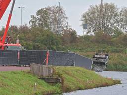 Auto uit water gehaald in Breda