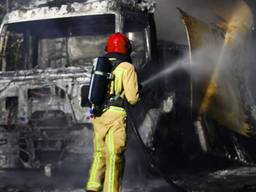 Een vrachtwagen met drugsafval is maandagnacht in Deurne uitgebrand
