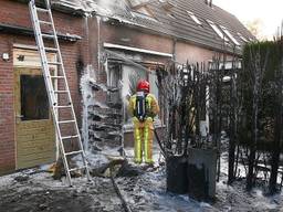 Brand in groene haag beschadigd twee woningen. 