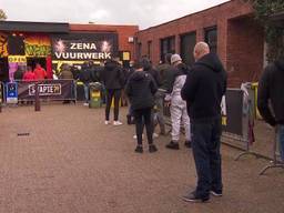 Lange rijen voor vuurwerkwinkels in Baarle-Hertog, België sluit niet-essentiële winkels