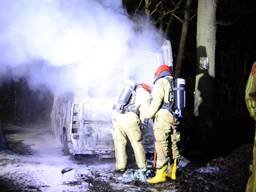 De brandweer bij het uitgebrande busje met drugsafval in Ommel