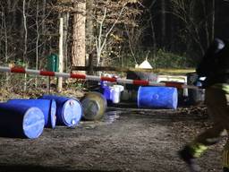 Op de Klaverveldvenweg in het buitengebied van Bergen op Zoom is dinsdagavond een grote hoeveel vaten met drugsafval gedumpt. 