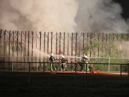 In een loods aan het Zandfort in Hoogerheide heeft dinsdagavond een grote brand gewoed. 