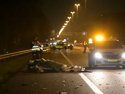 Drie auto's botsen op bankstel op A58