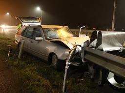 Auto botst tegen punt van vangrail, twee inzittenden gewond naar het ziekenhuis