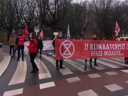 Klimaatactivisten van Extinction Rebellion demonstreren in Breda, twee leden werden aangehouden