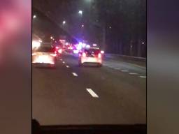 Man filmt hoe vier politieauto's taxi achtervolgen na mogelijke ontvoering op A59