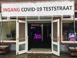Fransjan en Jeroen van de Lollipop laten hun coronateststraat zien.