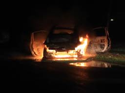 Vrouwen ontsnappen aan vuurzee nadat auto vlam vat, cilinders met vermoedelijk lachgas ontdekt