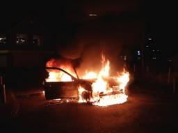 Opnieuw auto in brand in Veen