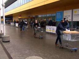 Lockdowndrukte bij de IKEA in Breda: snel nog even spullen voor de verbouwing scoren