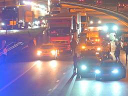 Op de snelweg A16 bij Prinsenbeek is maandagavond een man aangehouden door een arrestatieteam. 