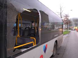 Auto en bus botsen op elkaar in Eindhoven