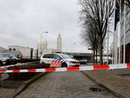 Politie schiet iemand neer bij politiebureau in Den Bosch