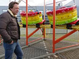 Johnny haalt zijn achtbaan even van stal, maar niet voor een gezellige kermis