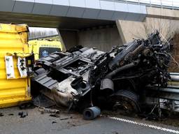 Vrachtwagen breekt na knal tegen brugpijler, chauffeur raakt ernstig gewond