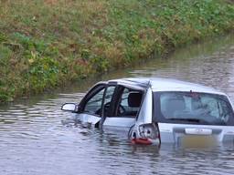 Automobilist ramt boom en belandt in een diepe sloot 