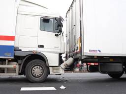 Ongeluk met drie vrachtwagens op A59 bij Made
